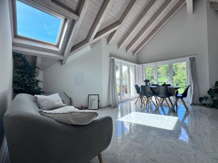 4.5-Zimmer-Maisonettewohnung mit 2 Terrassen, ca. 32 m² Aussenfläche, schöner Aussicht und Parkplatz - Photo 2