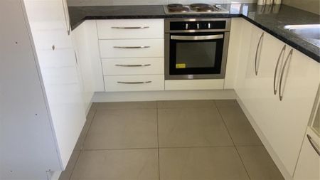 3 Bedroom Brick and Tile! - Photo 5