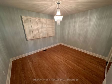 Detached Home For Lease | S8117020 - Photo 2