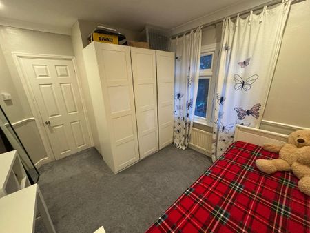 4 bedroom semi-detached house to rent - Photo 2