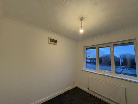 4 bedroom semi-detached house to rent - Photo 4