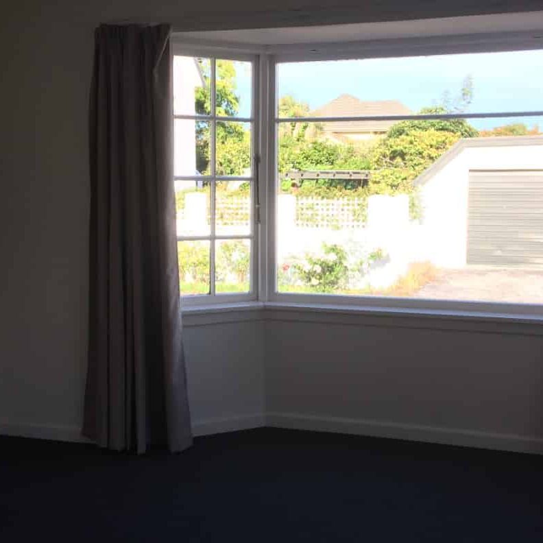 Sunny 4 Bedroom Home in Fantastic Location!! - Photo 1