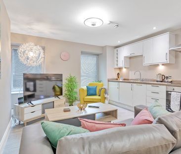2 Bed Flat, Green Diamond, BN1 - Photo 2