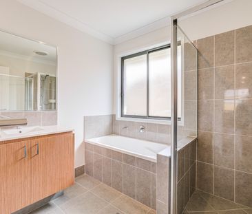 5 Gregor Crescent, Coomera QLD 4209 - House For Rent | Domain - Photo 4