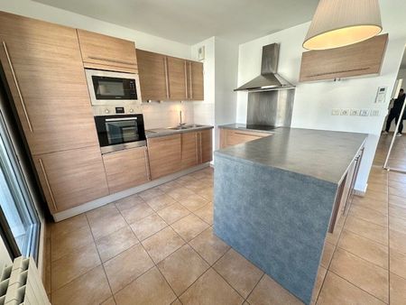 Location Appartement 3 pièces 66m² LYON 3ème - Photo 3
