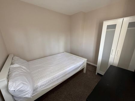 4 bedroom semi-detached house to rent - Photo 3