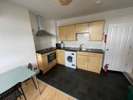 3 bedroom flat to rent - Photo 5
