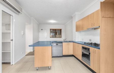 Welcome to the courtyard of your dreams in a fantastic location! - Photo 2