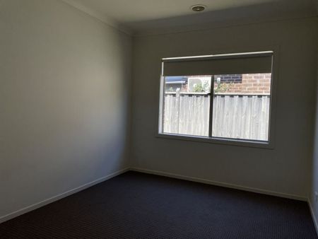 Spacious Family Living in Cranbourne North - Photo 5