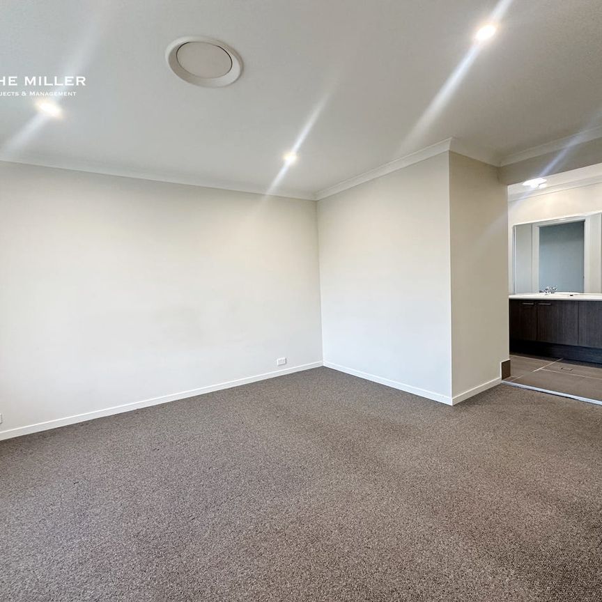 Modern House right next to Shopping Centre! - Photo 1