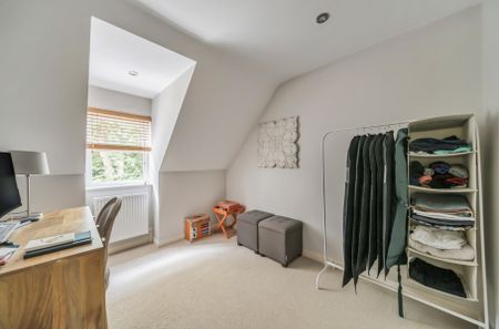 Tamerton Square, Woking - 4 bedrooms Property for lettings - Seymours - Photo 5