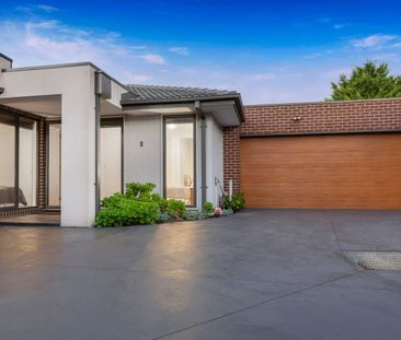 Modern Three-Bedroom Oasis in a Prime Seaside Location - Photo 5