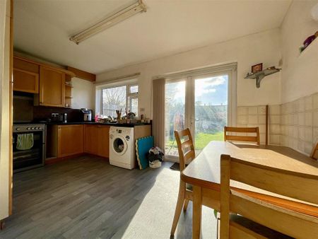 3 bedroom end of terrace house to rent - Photo 2