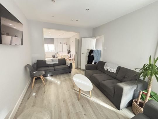 9 St Michaels Crescent, Leeds, LS6 3AL - Photo 1