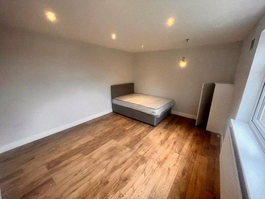 6 bedroom semi-detached house to rent - Photo 1