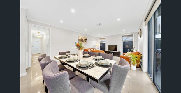 Designer Luxury: Fully Furnished Spacious 5-Bed, 3-Bath Home in Prime Location - Photo 1