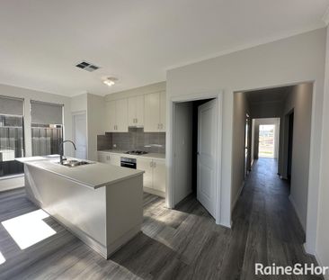 4 Bedrooms + 2 Living Areas! - Photo 4