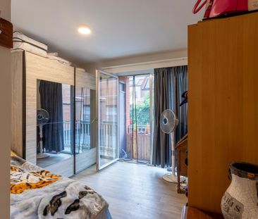 Volledig gerenoveerd twee-slaapkamerappartement in het centrum van ... - Photo 4