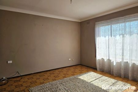 Walking distance to St. Albans Train Station |FREE Water - Photo 4