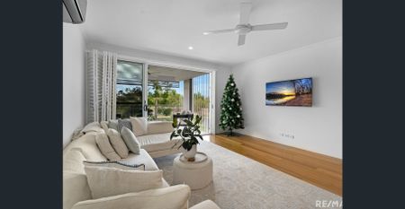 THREE BEDROOMS + GROUND-FLOOR RETREAT - Photo 2