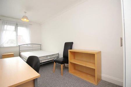4 bedroom end of terrace house to rent - Photo 5