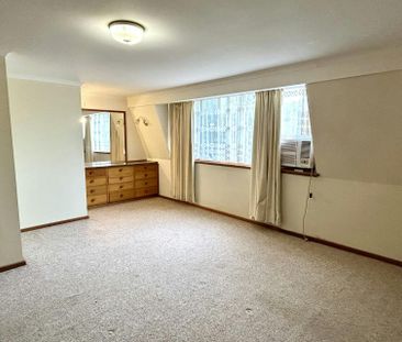 Spacious Unit - Photo 2