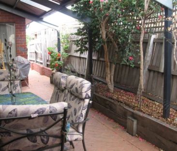 FAMILY LIVING IN THE HEART OF MENTONE! - Photo 3