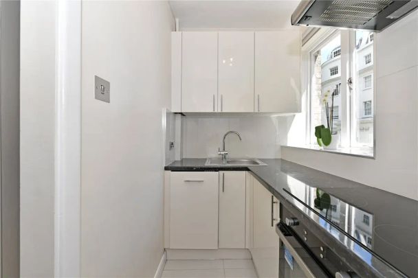 2 bedroom flat in London - Photo 1