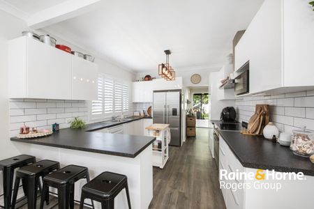 Charming Lakeside Cottage Retreat - Photo 2