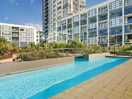 Live the Resort Life! Dual-Courtyard Apartment - Photo 5