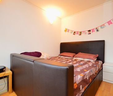 2 Bed Flat, Maurer Court, SE10 - Photo 3