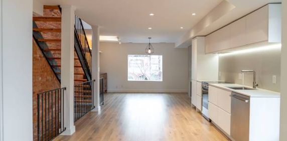 Truly Amazing 1 Bed+Den 2-storey apt in Little Italy house - Photo 2