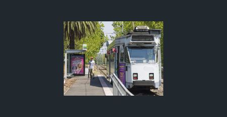 SPACIOUS, BRIGHT & PERFECTLY LOCATED - Photo 3