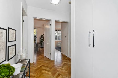 Modern Ground Floor Apartment – Walk to EVERYTHING - Photo 5