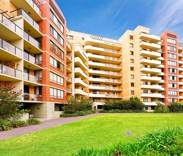 SPACIOUS ONE BEDROOM APARTMENT - LAMINATE TIMBER FLOORING THROUGHOUT - Photo 2