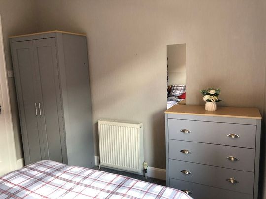 4 bedroom flat to rent - Photo 1