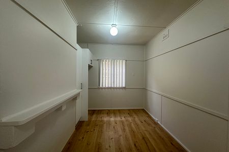 RENOVATED THREE BEDROOM HOUSE - Photo 2