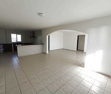 Location Maison 5 pièces 100m² ST DENIS 97490 - Photo 2