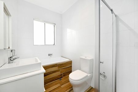 Rare Opportunity! Large 5 Bedroom Family Home - Photo 4