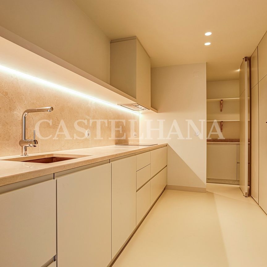 Apartamento T3+1 com piscina e pátio junto à Av. da Liberdade - Photo 1