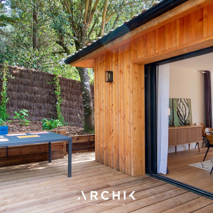 Architecture inspirée des cabanes de résiniers, cette maison de 180 m2 nichée sur un terrain de 1 000 m2 en position dominante offre de belles vues depuis les hauteurs du Pyla. - Photo 1