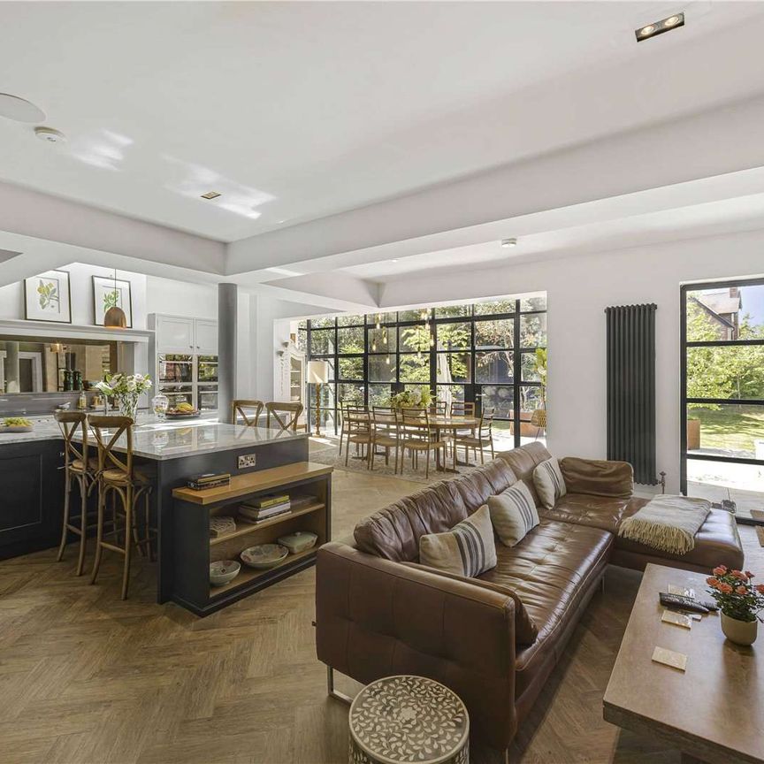 An exceptional period residence with contemporary extension in a prime Hale location. - Photo 1