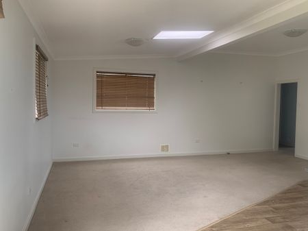 CBD Living with Stunning Harbour Views and Expansive Gardens - Photo 2