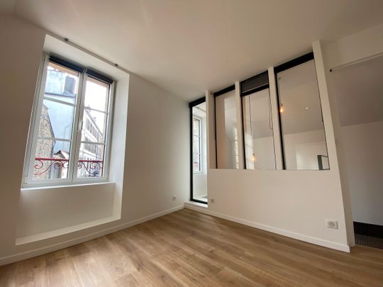 A Louer – Libre immédiatement – Petite Maison Entièrement Rénovée au COEUR du centre Ville ! - Photo 1