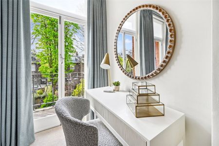 A magnificent, beautifully presented flat of c.1900 sq ft situated on the second floor (lift in building) of this well run and maintained portered block. - Photo 4