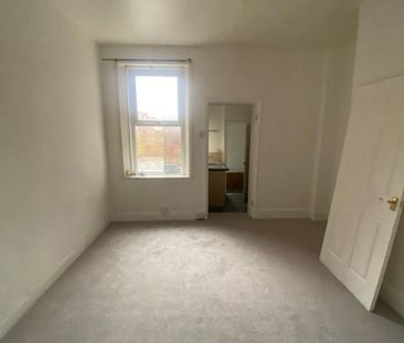 2 bedroom ground floor flat to rent - Photo 1