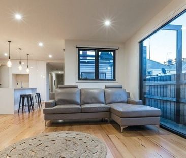 HIGH QUALITY RENOVATED HOME IN GREAT CENTRAL LOCATION - Photo 3