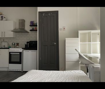 Studio Flat, Putney Bridge Road, SW15 - Photo 2