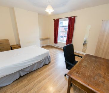 Welton Mount, Hyde Park, Leeds - Photo 1