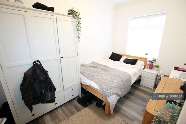 8 bedroom terraced house to rent - Photo 1